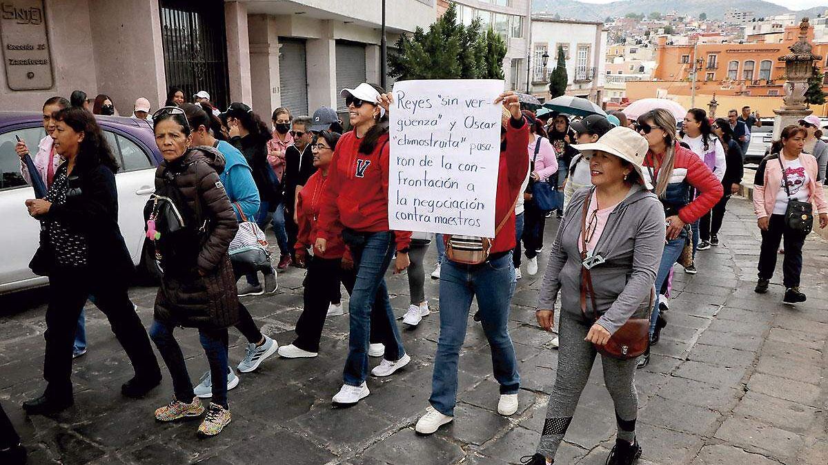 Maestros de Zacatecas mantienen paro por adeudo de becas y demandas laborales
