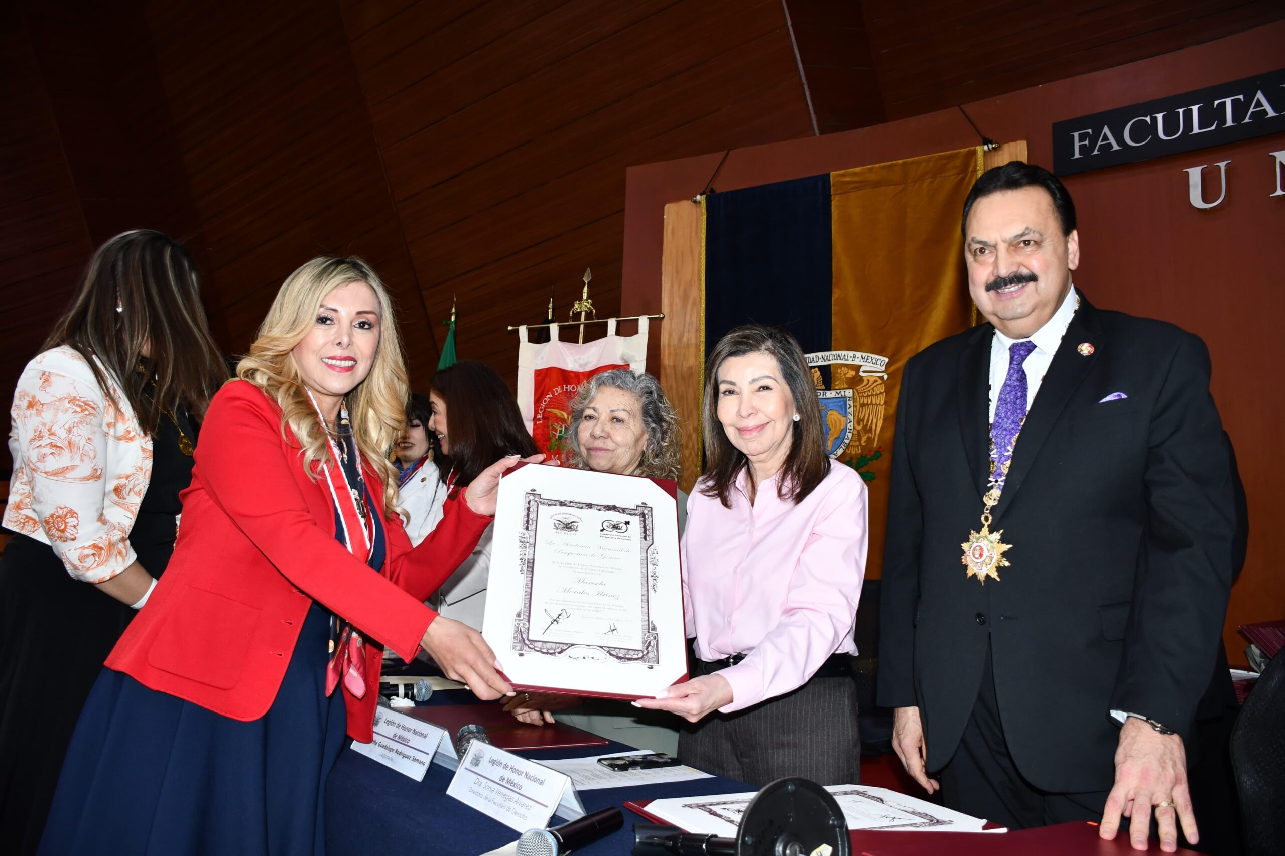 Reconocimiento a la Mtra. Marisela Morales Ibáñez por su labor en la defensa de los derechos humanos y la igualdad de género