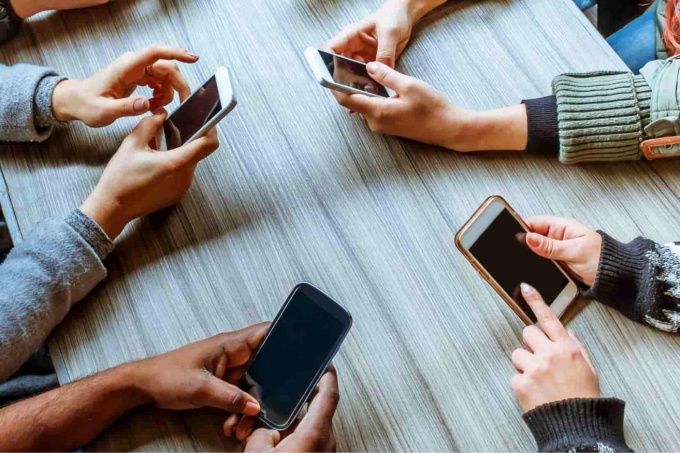 Desconectarse del internet móvil durante 14 días mejora la salud mental y la atención, según estudio