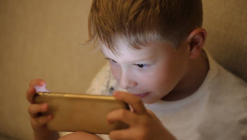 El uso de celulares y tabletas duplica los casos de miopía infantil, advierte especialista