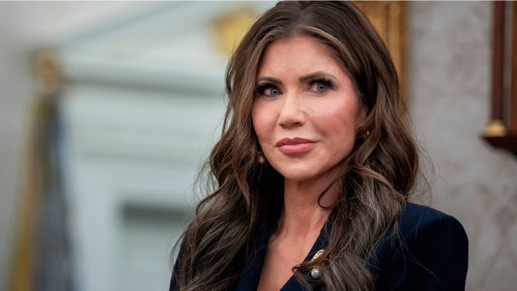 Kristi Noem y el robo más incómodo del año: le quitan $3,000 y documentos oficiales en plena capital de EE.UU.