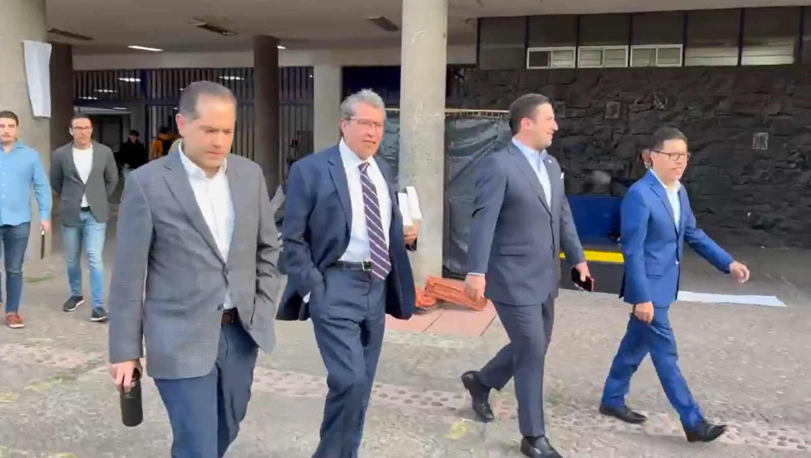 Ricardo Monreal concluye semestre en la UNAM con gratitud y vocación docente