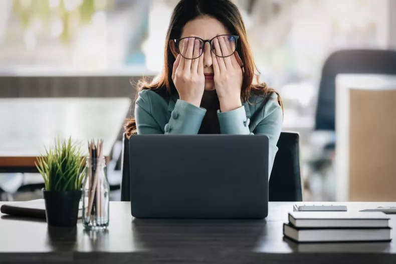 Trabajar horas extra no solo agota tu cuerpo: también está remodelando tu cerebro