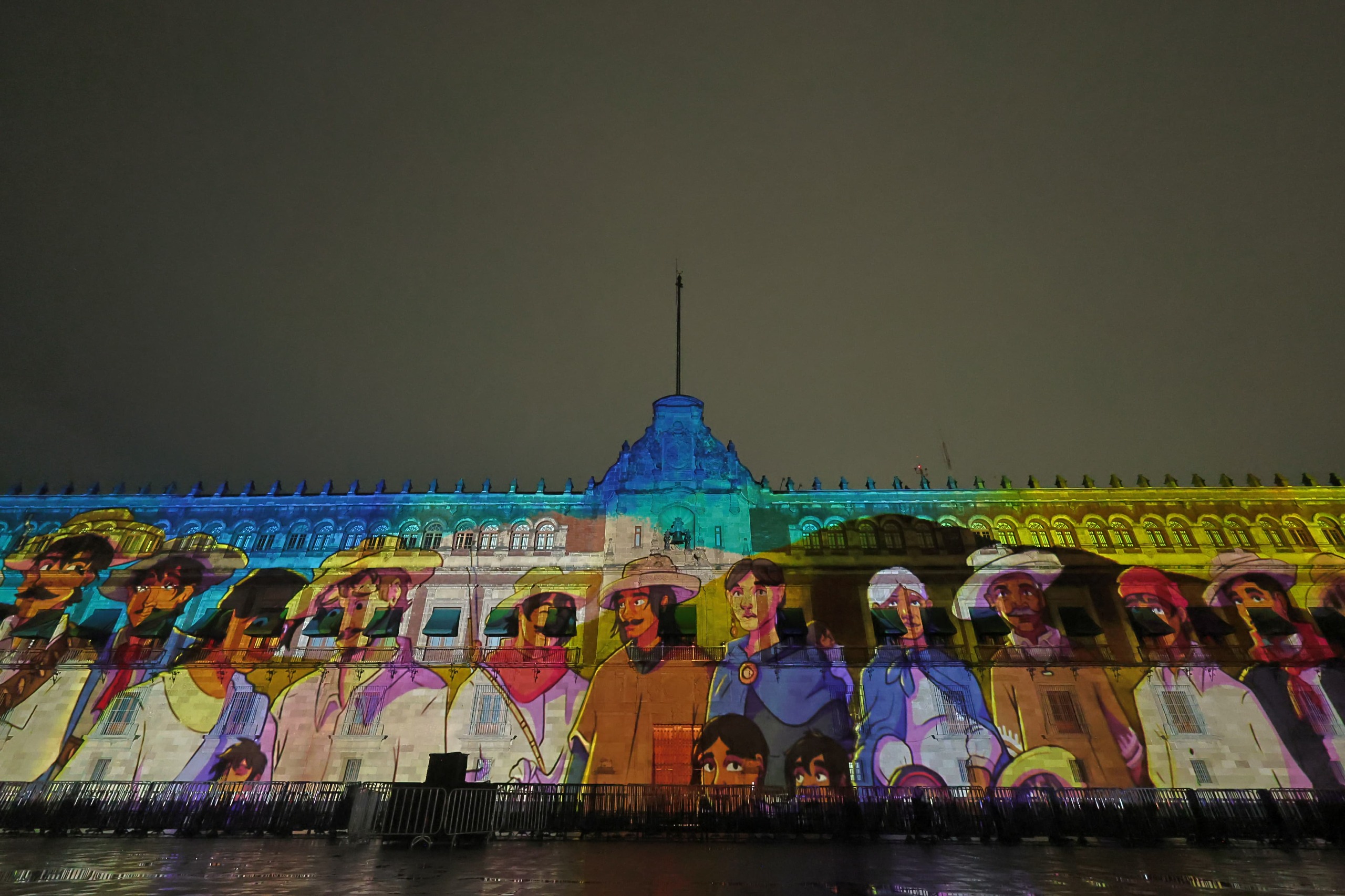 Espectáculo de luces e historia emociona a miles en el Zócalo: así fue “Memoria Luminosa”