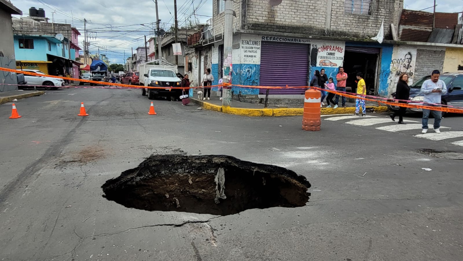 ¿Qué recomendaciones da SEGIAGUA a peatones y conductores durante la reparación del socavón?