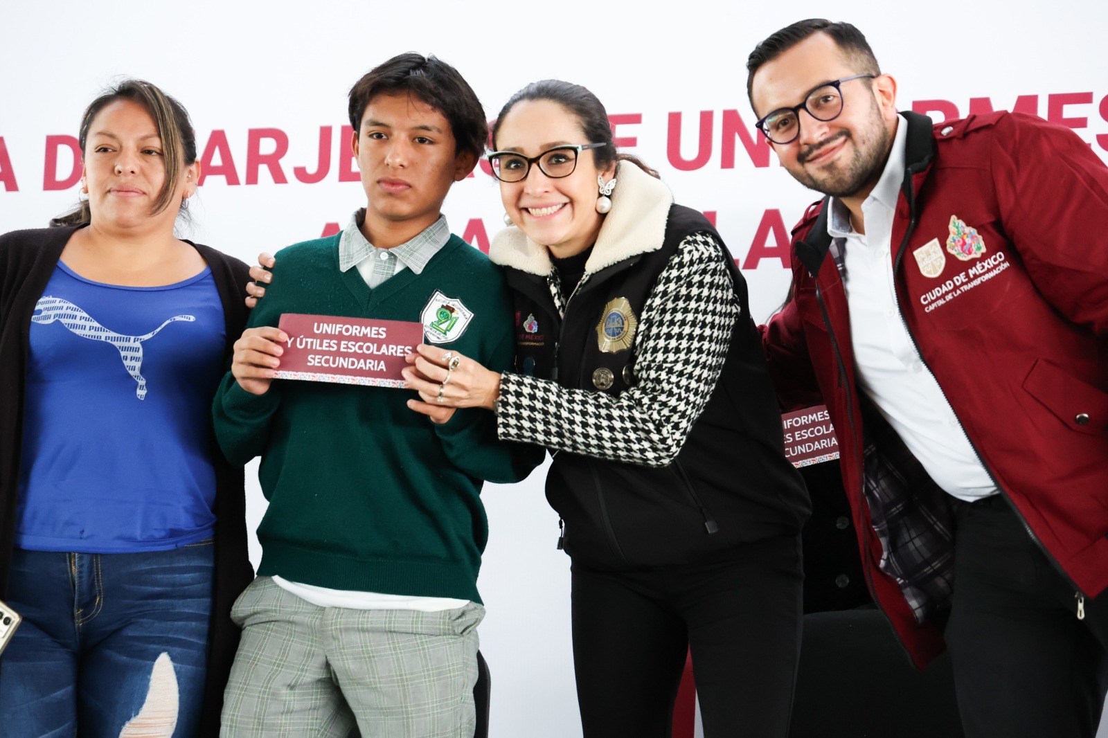CDMX alcanza un millón de alumnos beneficiados con tarjetas de útiles y uniformes escolares