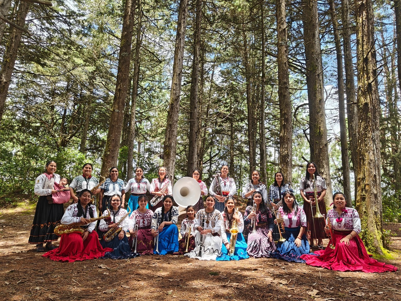 Música, danza y resistencia: mujeres indígenas toman el escenario más emblemático de México