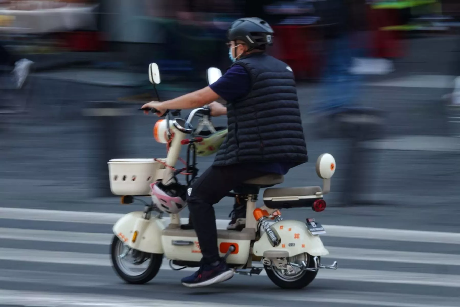 CDMX dice ‘sí’ a la movilidad eléctrica… pero con licencia, casco y placas