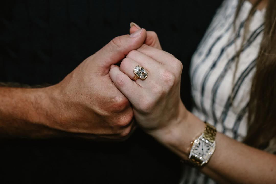 El anillo de compromiso de Taylor Swift: un diamante con historia diseñado por Travis Kelce