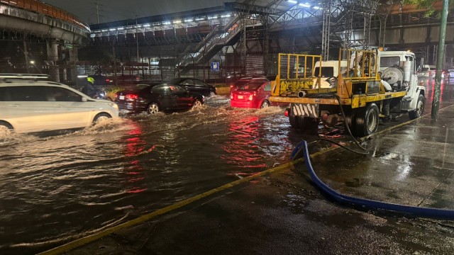 Tormenta provoca caída de árboles y cortes eléctricos; autoridades capitalinas atienden emergencia