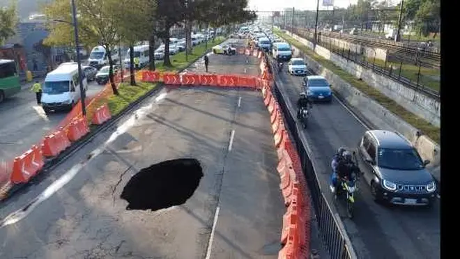 Socavones afectan tránsito en CDMX; SEGIAGUA asegura la vía con trabajos de reparación