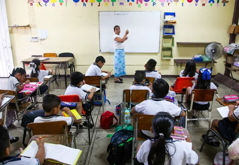 Primer día de clases bajo el agua: miles de estudiantes enfrentan retrasos en CDMX