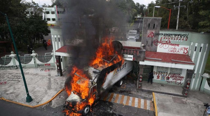 Sheinbaum condena actos violentos en protesta por Ayotzinapa: “No caeremos en provocaciones”