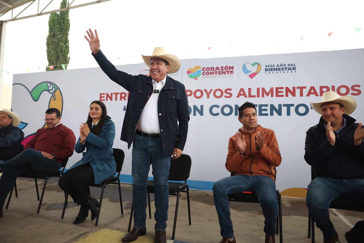 Monreal garantiza salarios y compensaciones para burócratas de Zacatecas