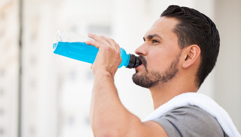 Proponen gravar bebidas electrolíticas orales para evitar consumo excesivo