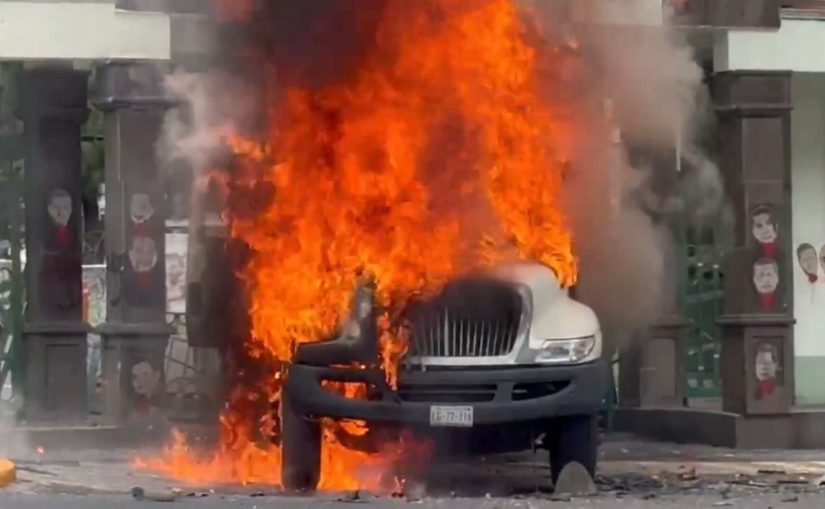 Normalistas atacan Campo Militar 1-A en protesta por Ayotzinapa