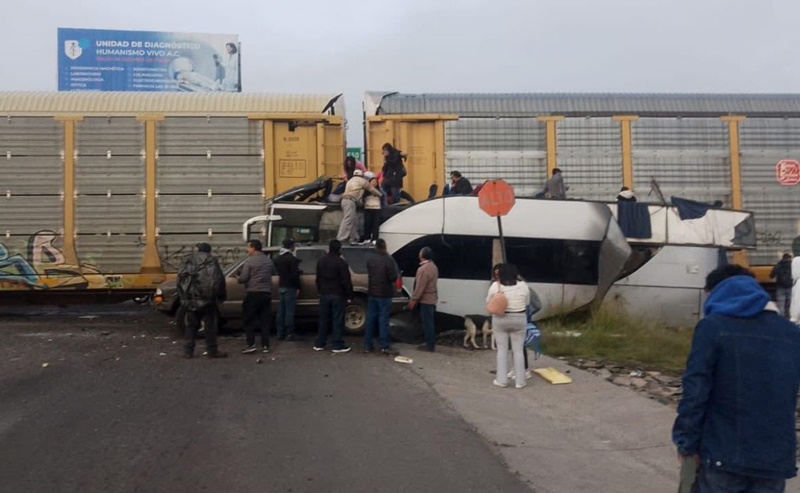 Trágico choque de ferrocarril y autobús en Edomex deja 8 muertos