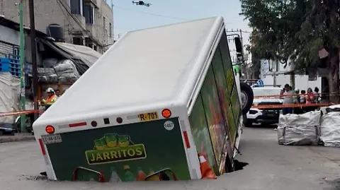 Camión cae en socavón de 10 metros; SEGIAGUA atiende emergencia en Iztapalapa