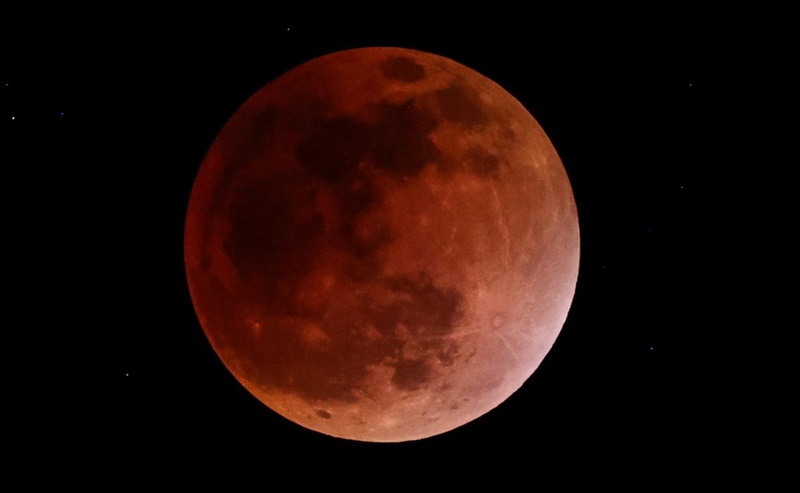 La Luna de Sangre tiñó el cielo de rojo por 82 minutos