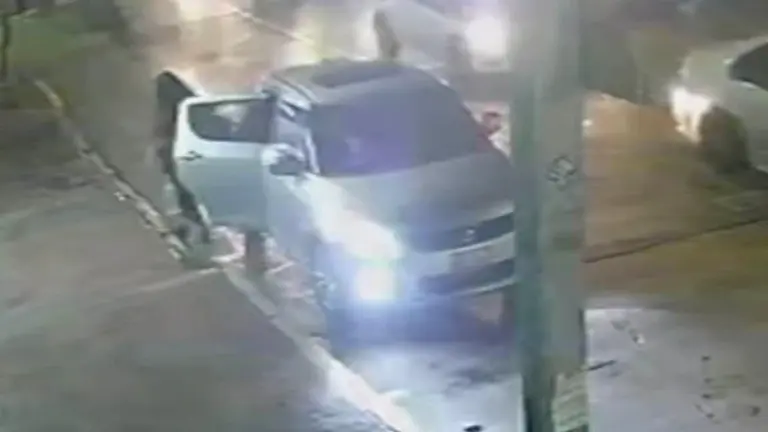 Autoridades buscan a mujer que dio a luz en la vía pública y dejó a su bebé debajo de un auto
