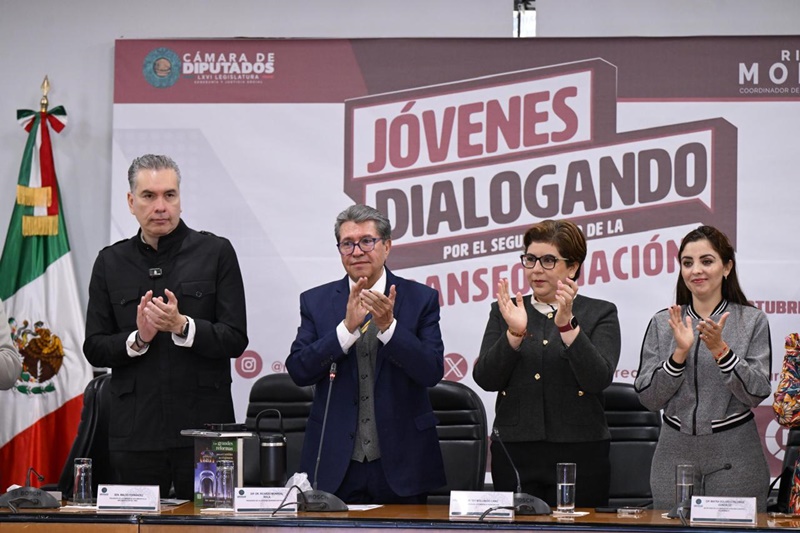 Monreal llama a los jóvenes a no venderse ni al poder ni al dinero