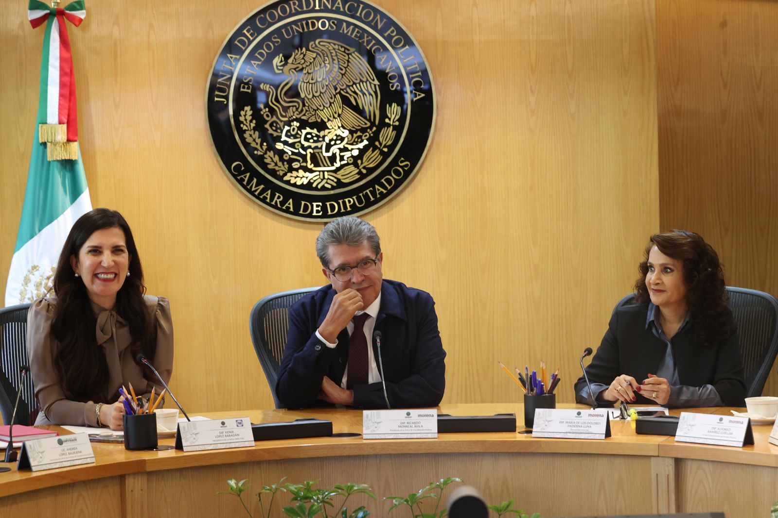 Monreal rechaza iniciativa que penaliza memes con IA y defiende libertad de expresión