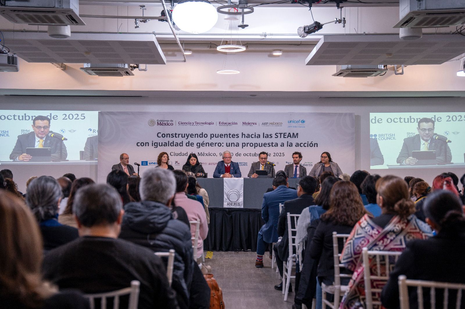 Cerrando brechas de género: niñas y jóvenes toman el camino hacia las carreras STEAM