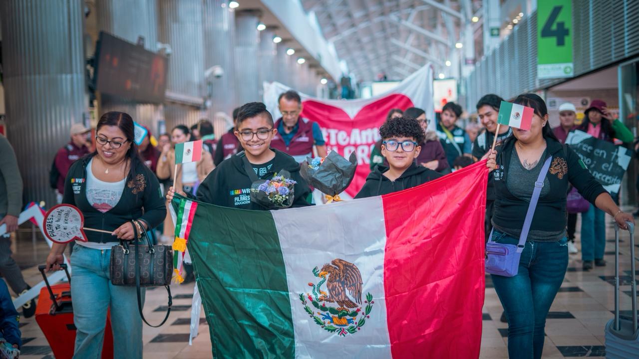 Cristopher y Ángel llevan el talento de PILARES al Mundial de Robótica