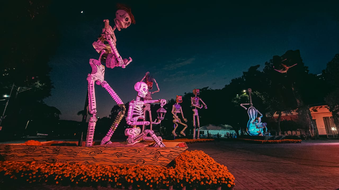 La magia del papel: la Mega Ofrenda 2025 llega al corazón de Xochimilco