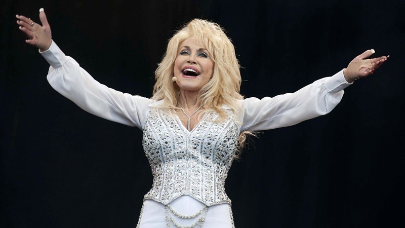 Dolly Parton tranquiliza a sus fans tras rumores sobre su salud