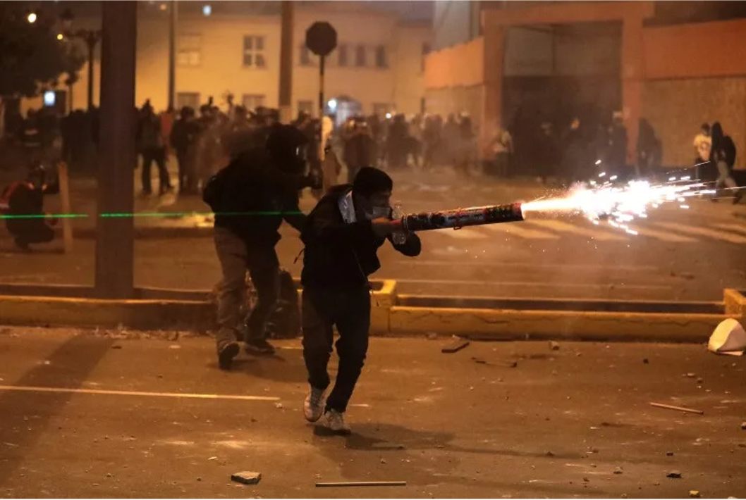 Protestas en Perú dejan un muerto y más de 100 heridos mientras jóvenes exigen cambios al gobierno de Jerí