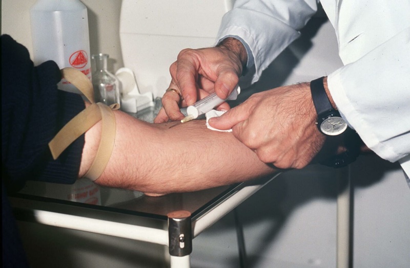 Análisis de sangre podría detectar párkinson antes de los síntomas