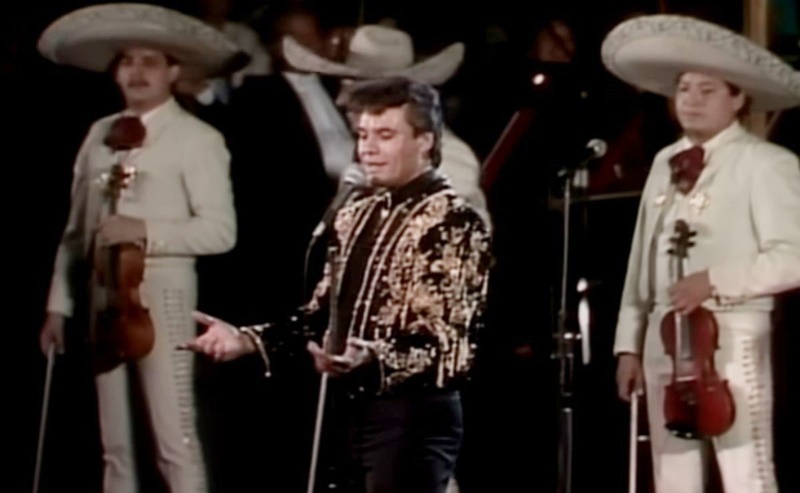 Juan Gabriel regresa a Bellas Artes: su histórico concierto se proyecta en el Zócalo