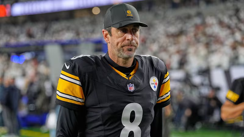 Aaron Rodgers desafía lesión y mantiene viva la esperanza de Steelers