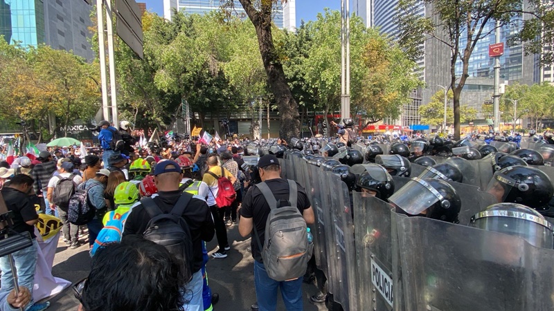 Policía frena marcha juvenil rumbo al Zócalo durante el desfile