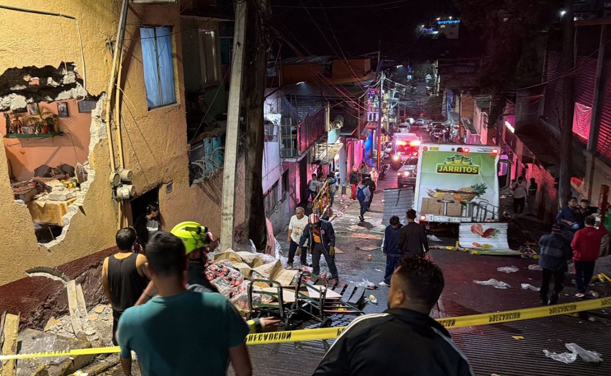 Impacto en Álvaro Obregón: camión de refrescos derrapa y embiste una vivienda en zona de riesgo