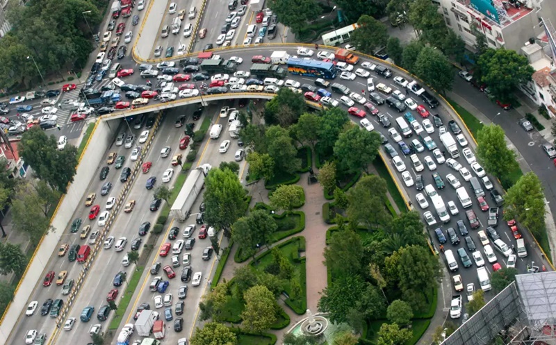 Tráfico complicado en CDMX por marchas y alta carga vehicular