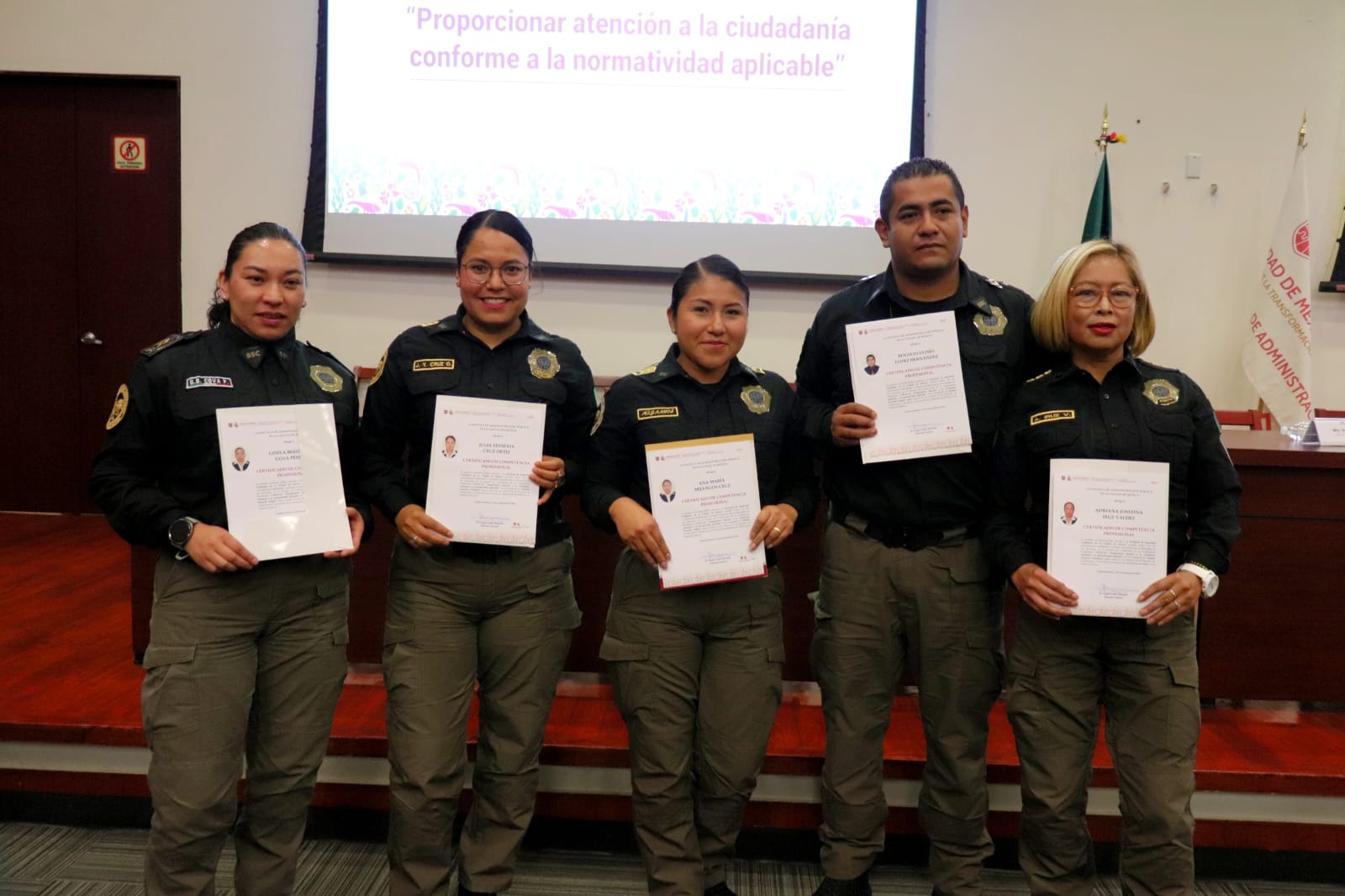 Profesionalizan el servicio público en CDMX con certificación en atención presencial, telefónica y digital