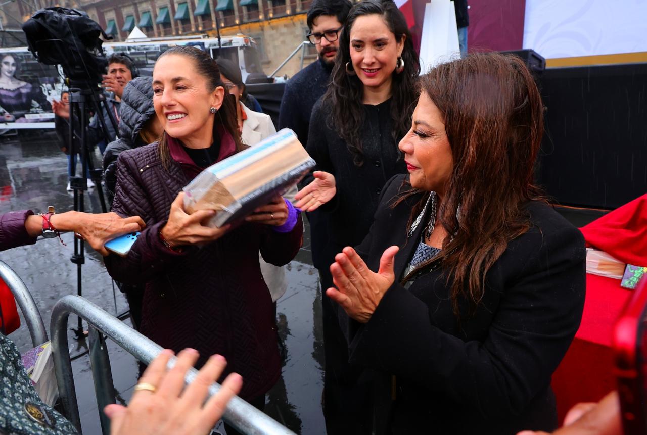 Entrega masiva de libros en el Zócalo: Sheinbaum y Brugada promueven acceso universal a la lectura