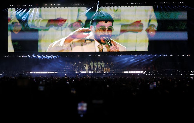 Bad Bunny sorprende al pedir al público guardar sus celulares