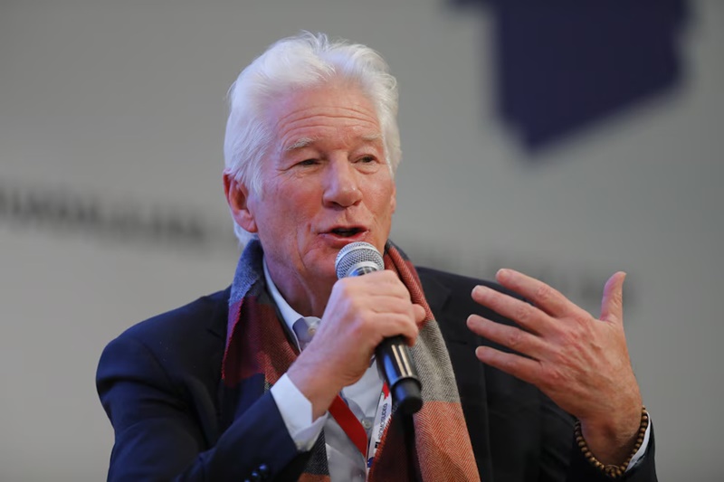 Richard Gere Defiende a Sheinbaum y Agita Debate en la FIL 2025