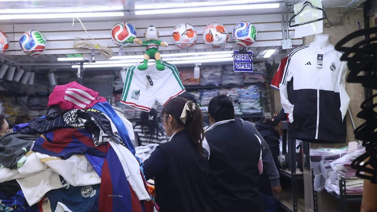 Tepito bajo la lupa: decomisan productos apócrifos del Mundial 2026 en operativo masivo