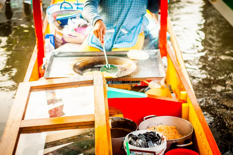 Los puestos de comida flotantes de Xochimilco: trajineras que sirven comida deliciosa con vista a chinampas milenarias