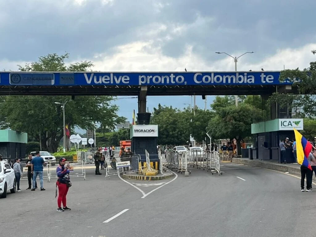 Compras nerviosas y vuelos cancelados tras ataques en Caracas