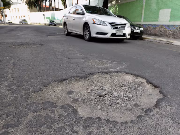 Más de 250 mil reparaciones y los baches reaparecen en la Ciudad de México: ¿qué falla en el Bachetón?