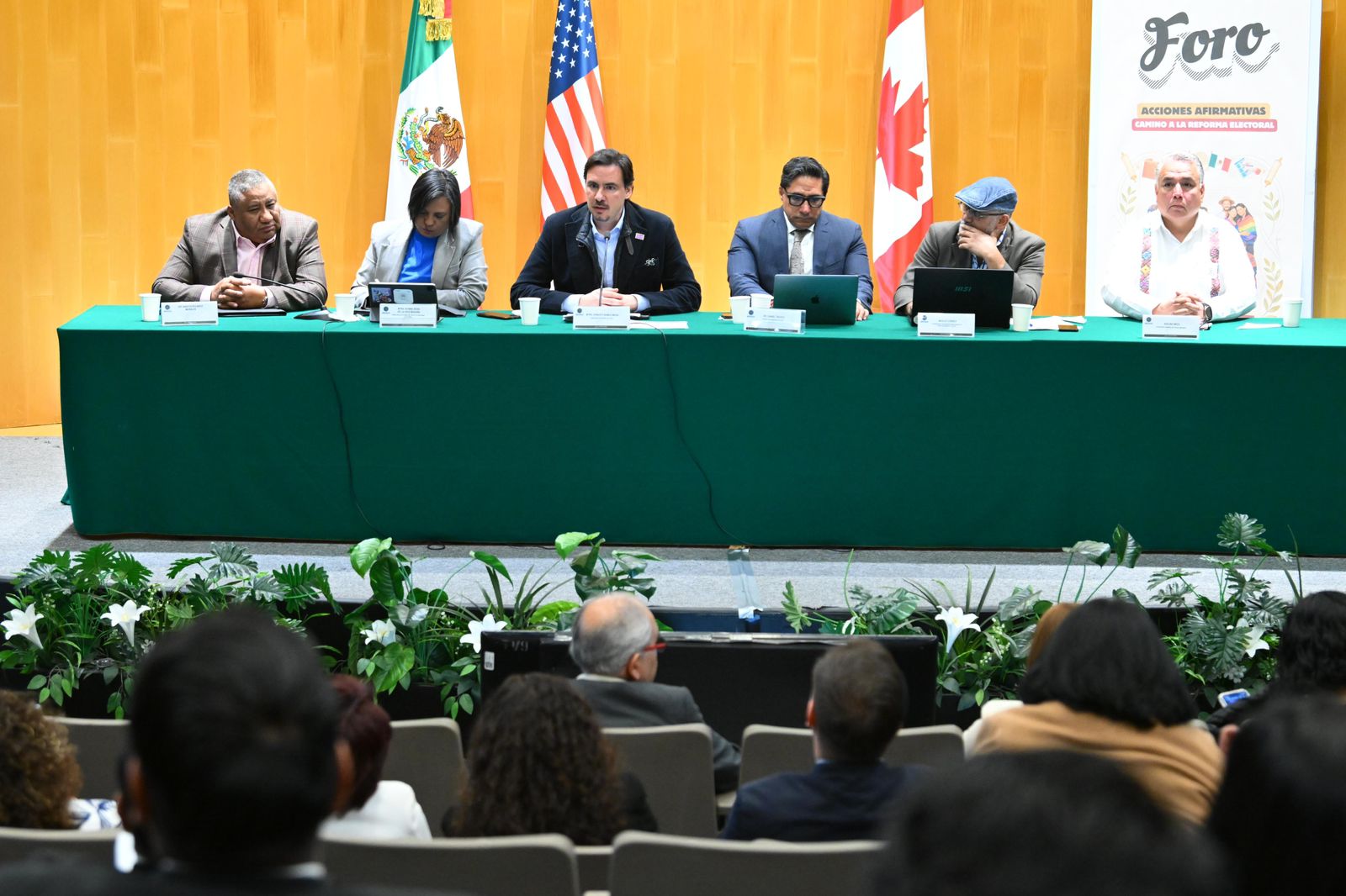 ¿Votar desde el extranjero sin trabas? Proponen simplificar credencialización en consulados