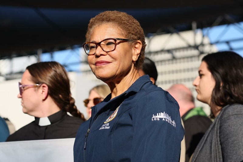 Karen Bass prohíbe operativos migratorios en propiedades municipales