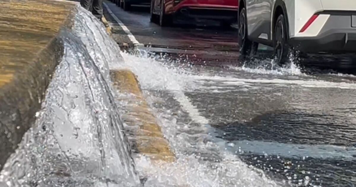 Vecinos alertan por mega fuga de agua en CDMX; calles parecen un río