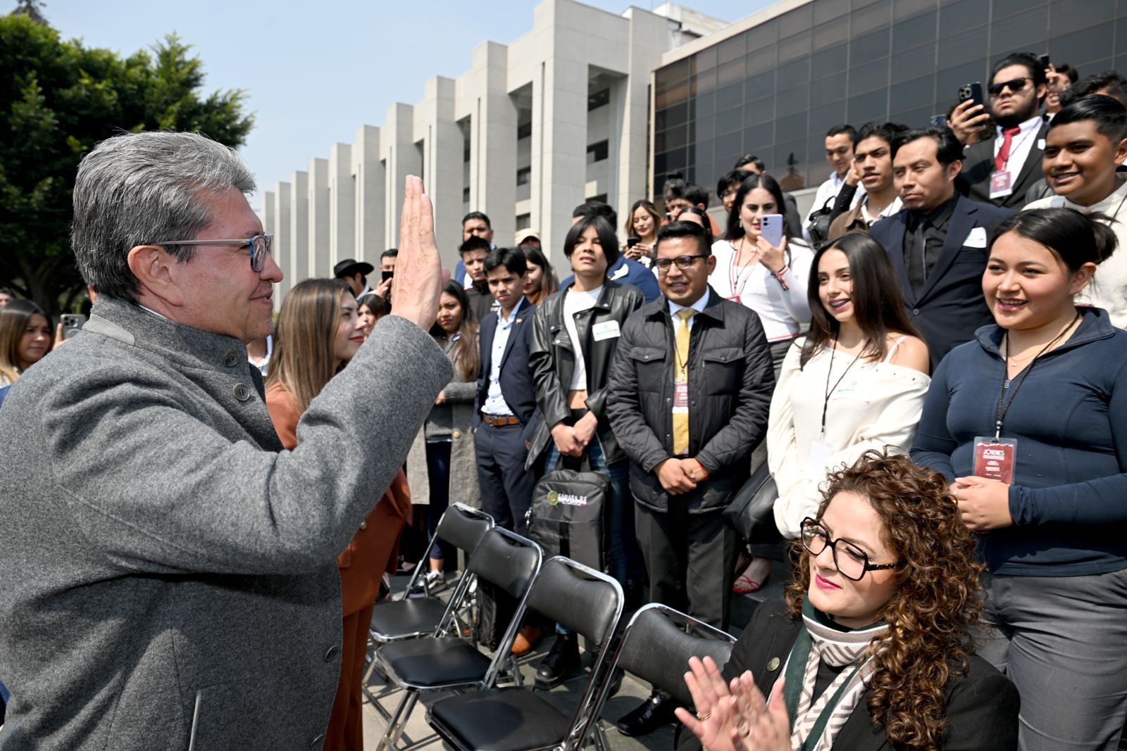 Monreal receta unidad con Sheinbaum y lectura de su propia obra a jóvenes