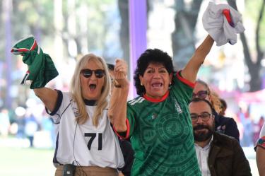 Brugada cede boleto a pioneras del fútbol femenil en arranque de actividades mundialistas